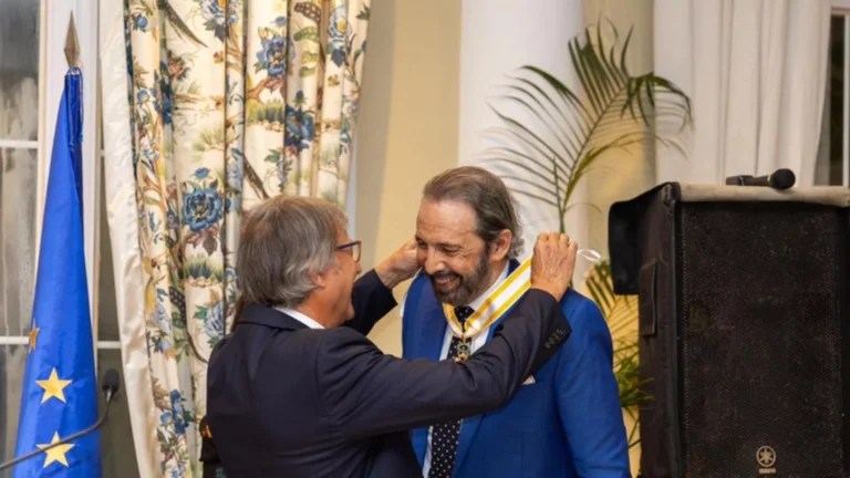 Juan Luis Guerra recibe condecoración de España por su impacto&nbsp;cultural