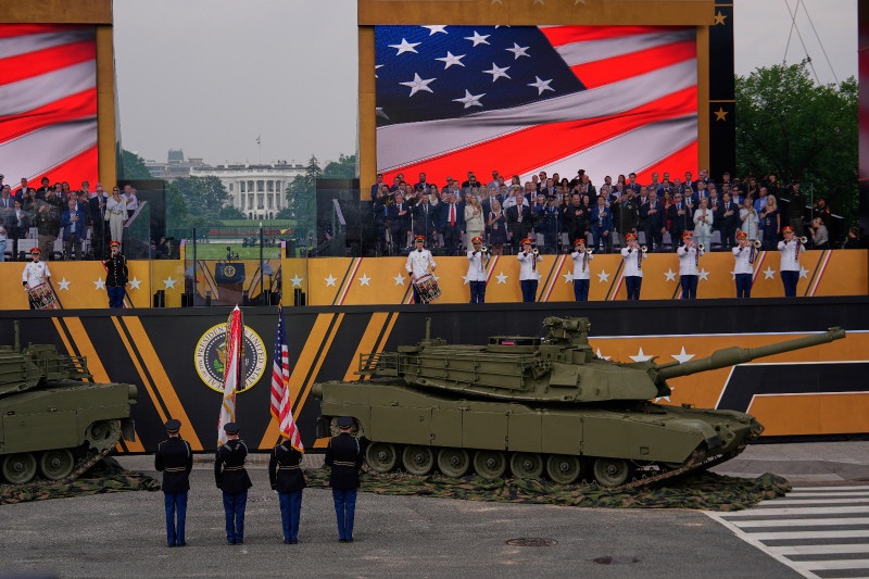 Washington vive desfile militar en honor al Ejército mientras crecen protestas contra Trump en todo EE.&nbsp;UU.