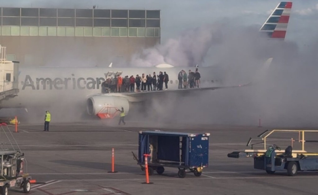 Frenos de avión de American Airlines se incendian antes de despegar con más de 170 personas a&nbsp;bordo