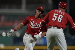 Steer impulsa a los Rojos con triple decisivo; Ohtani abandona el montículo por&nbsp;rigidez