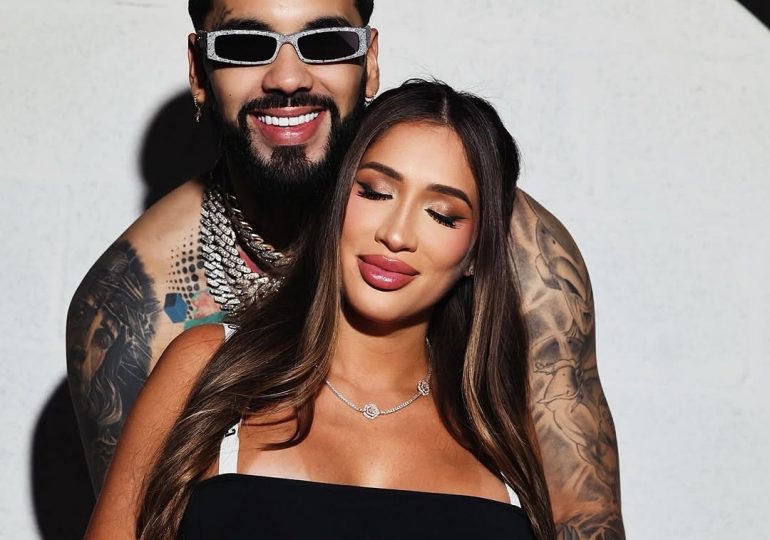 Anuel AA deslumbra en Billboard Latin Music Week acompañado de su novia Laury&nbsp;Saavedra