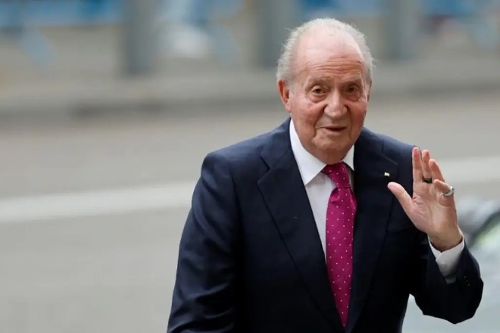 El rey Juan Carlos vuelve a España en medio del lanzamiento de sus controvertidas&nbsp;memorias