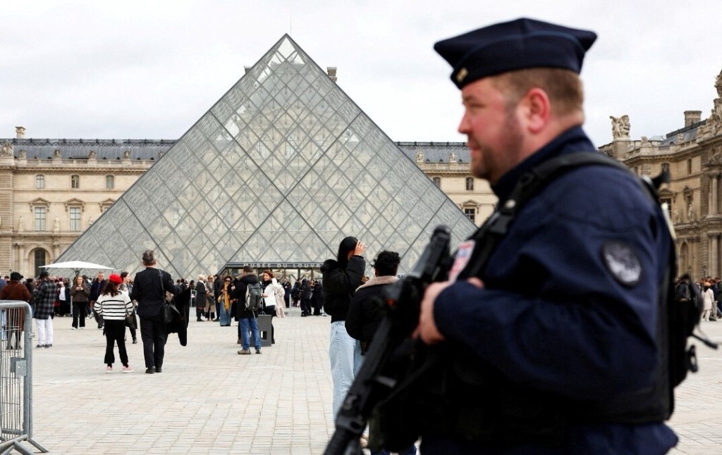 Un retraso de apenas 30 segundos permitió escapar a los ladrones que asaltaron el&nbsp;Louvre