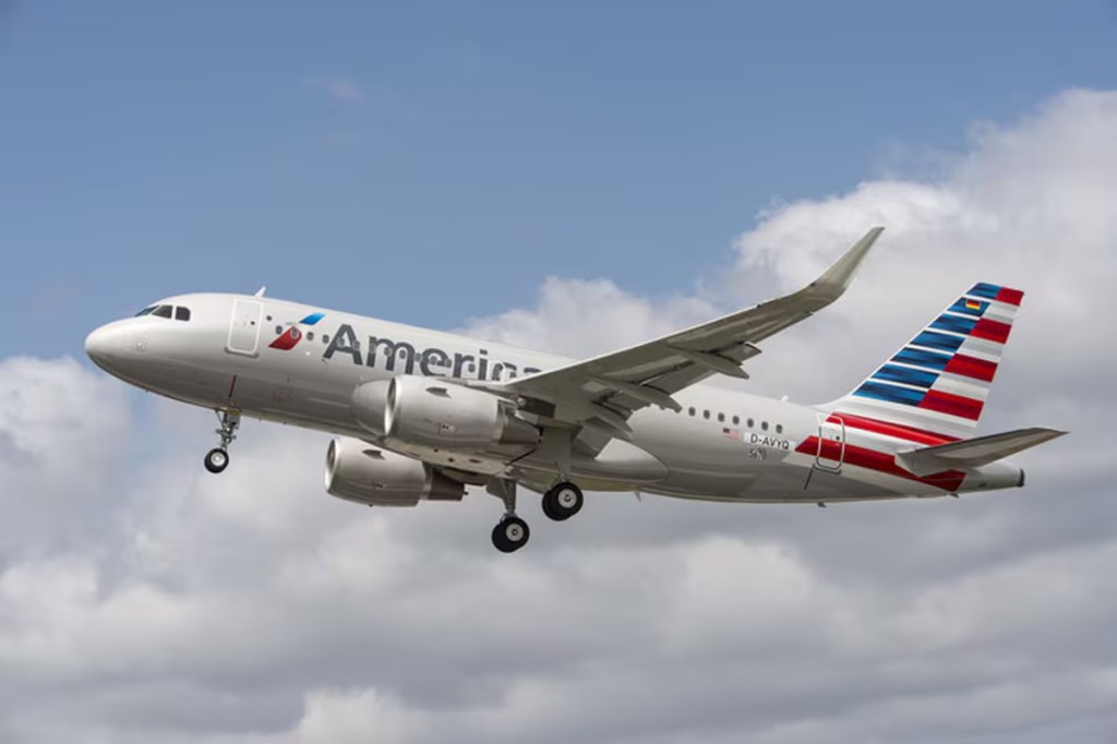 ¿Qué hizo? Pasajero de American Airlines fue amarrado a su asiento con cinta&nbsp;adhesiva