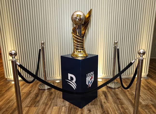 Banreservas y LIDOM presentan copa del torneo de béisbol&nbsp;2025-2026
