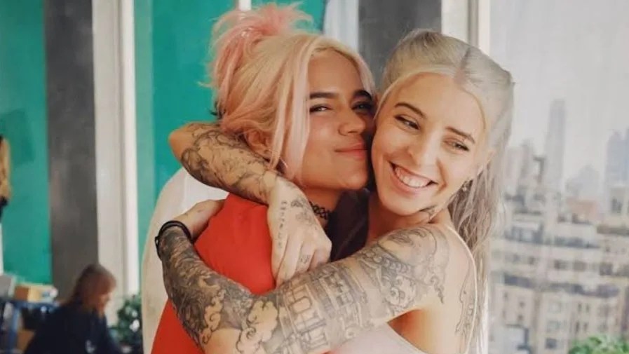 Karol G y Young Miko protagonizaron un momento que desató rumores