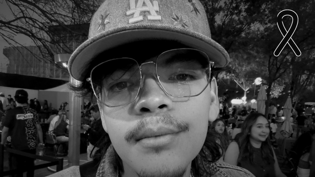 Komanche, Carlos Mauricio Gómez, en blanco y negro con lazo de luto